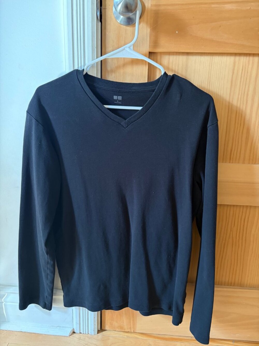 Tee-shirt noir Uniqlo col V manches longues M